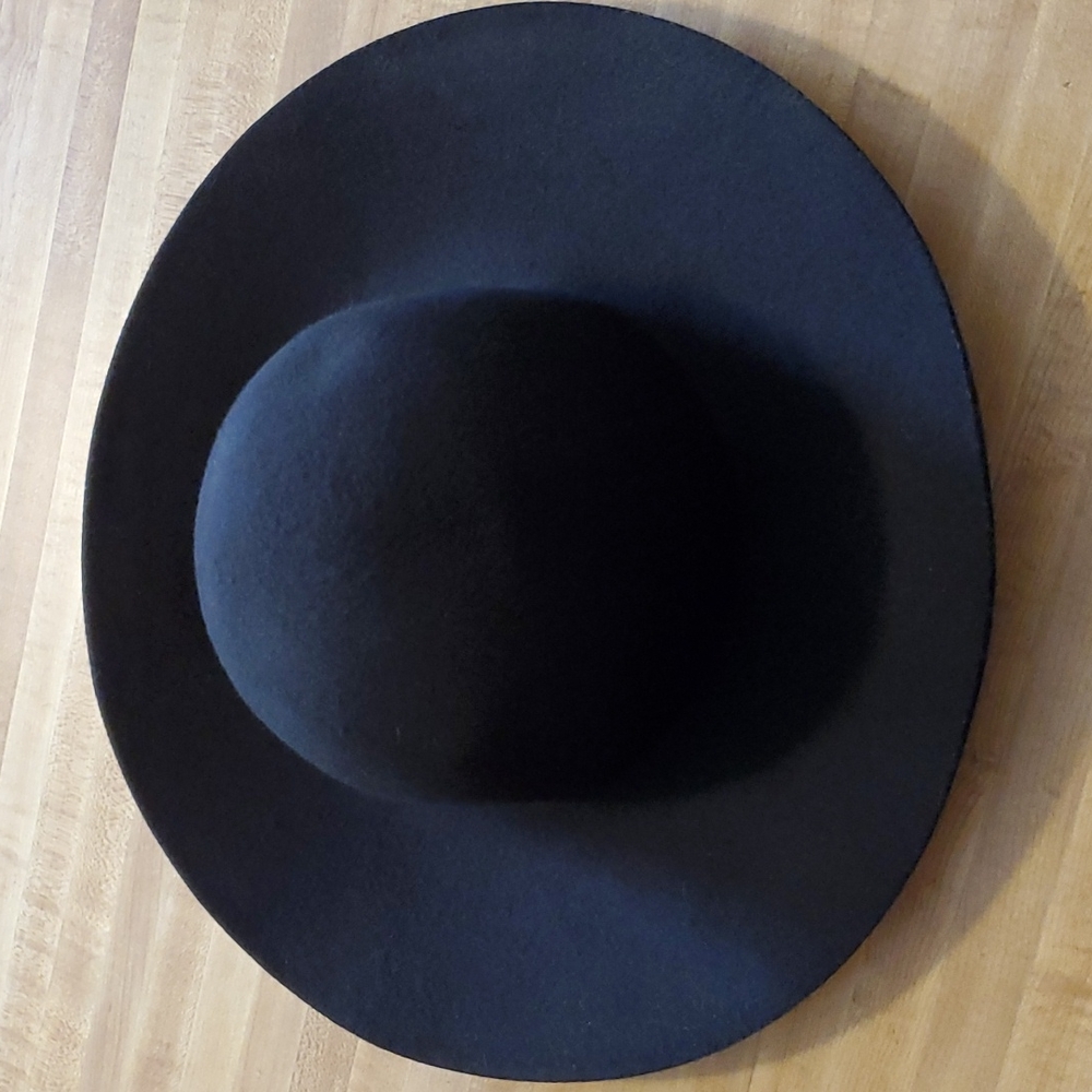 Wide brim hat